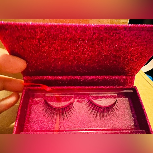 False eyelashes - Picture 2 of 4